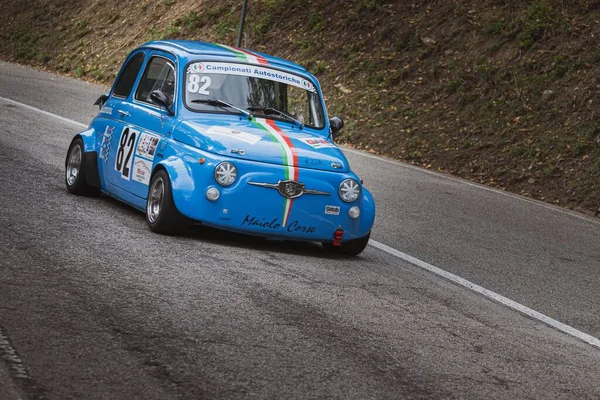 Een Blauwe Fiat 500 Abarth Retro Raceauto Weg San Bartolo — Stockfoto