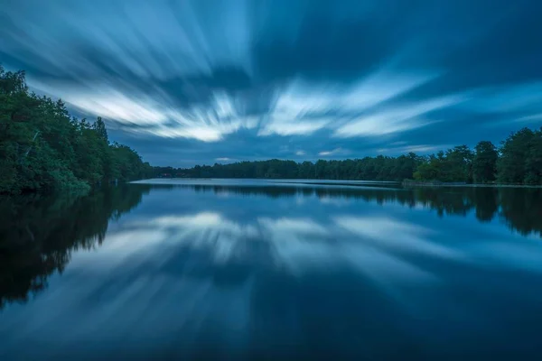 Красивий Вид Озеро Оточене Лісом — стокове фото