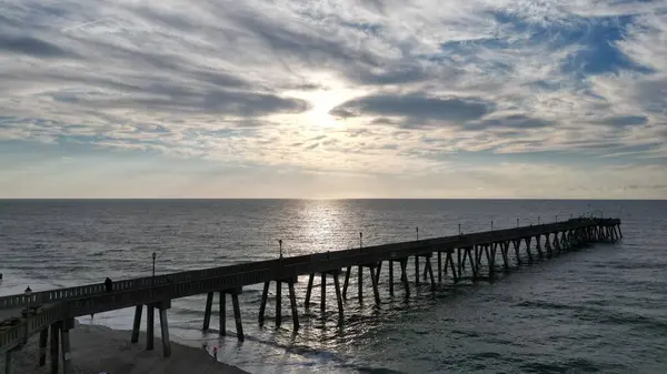 海の桟橋の上に美しい夕日 — ストック写真