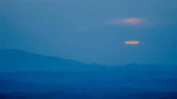 Ландшафтный Вид Луг Горы Тумане Закатом Солнца Горизонте — стоковое фото