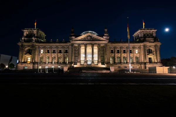 Exterior Del Bundestag Con Múltiples Banderas Alemania Berlín Por Noche — Foto de Stock