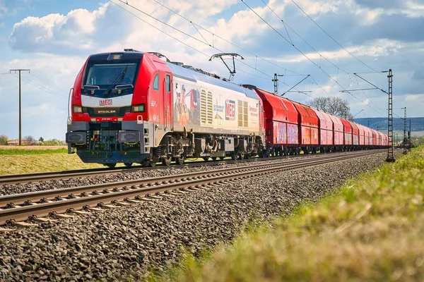 Ένα Γερμανικό Υπεραστικό Τρένο Φτάνει Στο Σταθμό Διαφημίσεις Στο Εξωτερικό — Φωτογραφία Αρχείου