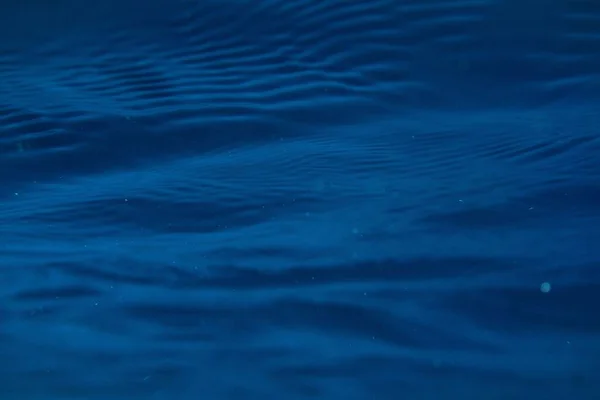 Zbliżenie Ujęcia Głębokiej Błękitnej Powierzchni Wody — Zdjęcie stockowe