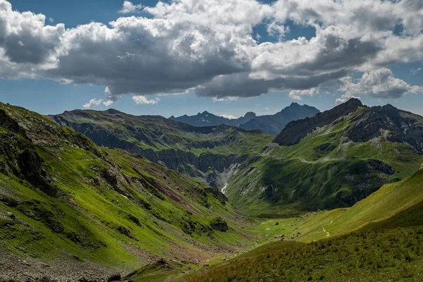 Zapierający Dech Piersiach Widok Tour Mount Blanc Zielonym Krajobrazie — Zdjęcie stockowe