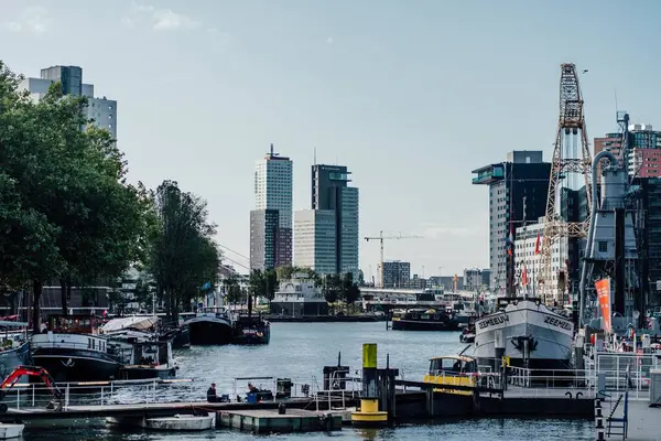 Rotterdam Deniz Bölgesinin Şehir Manzarası Hollanda Daki Şehir Binalarına Karşı — Stok fotoğraf