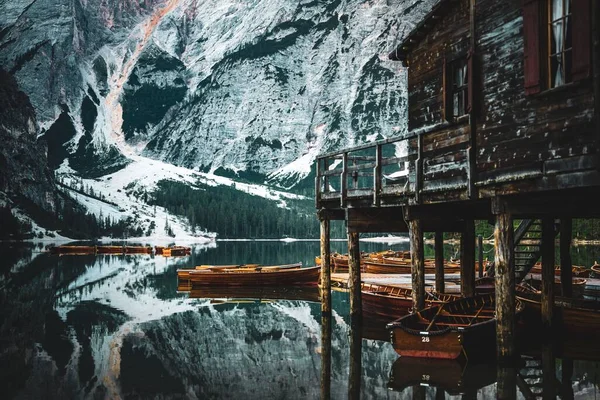 Ein Herrlicher Winterblick Auf Gemütliches Hüttenhaus Und Boote Pragser See — Stockfoto