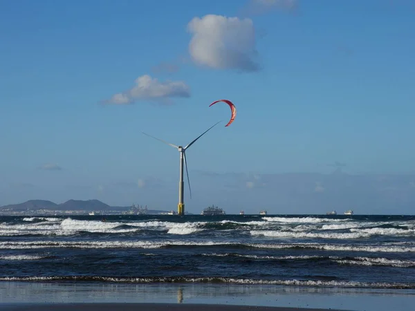 Μια Όμορφη Θέα Του Kitesurfing Πάνω Από Θάλασσα Στην Telde — Φωτογραφία Αρχείου