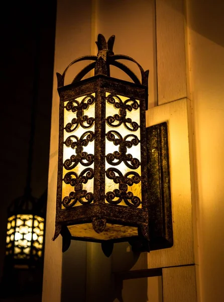 黑暗房间里一盏暖灯的垂直镜头 — 图库照片