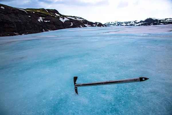 Donmuş Bir Gölün Üzerindeki Buz Baltasının Yakın Çekim Görüntüsü — Stok fotoğraf
