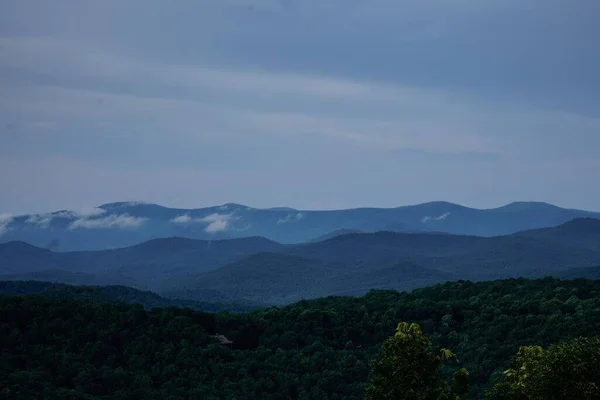 Piękne Ujęcie Gór Gruzji Pod Chmurami — Zdjęcie stockowe