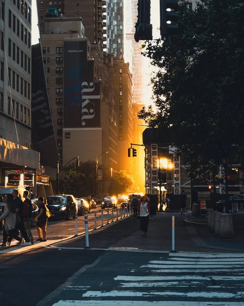 Вертикальный Снимок Людей Автомобилей Улице Возле Адской Кухни Нью Йорке — стоковое фото