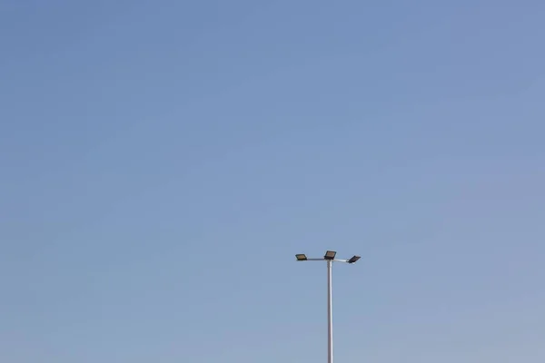 Zbliżenie Pojedynczego Ulicznego Światła Przeciw Błękitnemu Niebu — Zdjęcie stockowe