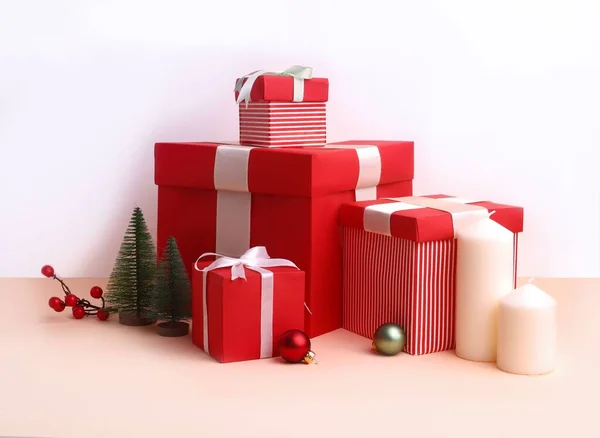 Mignon Installation Noël Avec Des Boîtes Cadeaux Colorées Des Décorations — Photo