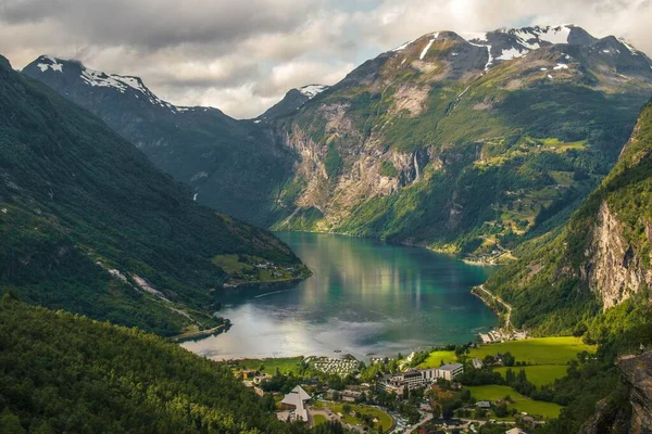 Ландшафт Живописных Вод Зелеными Хребтами Норвегии — стоковое фото