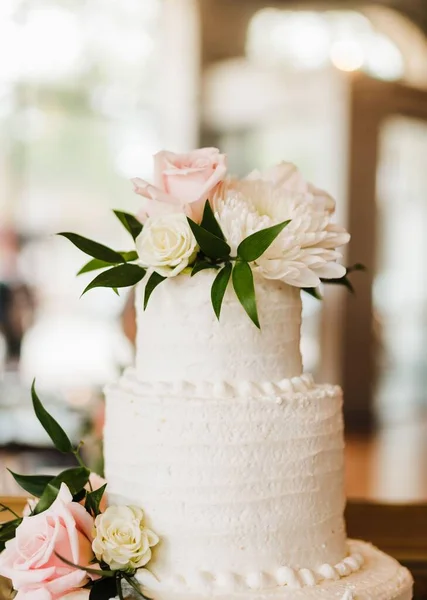 Mooie Witte Bruidstaart Versierd Met Bloemen Bereid Voor Huwelijksceremonie — Stockfoto