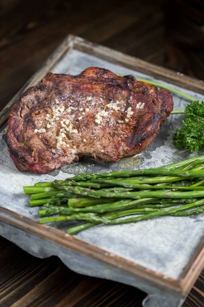 Vertikální Detailní Záběr Okořeněného Steaku Podnose Zelení Dřevěném Stole — Stock fotografie