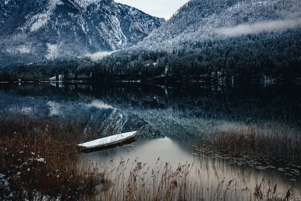 Tiro Cênico Barco Lago Refletindo Beleza Montanhas Árvores Nevadas — Fotografia de Stock