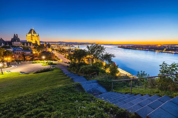 Piękny Widok Zamek Frontenac Otoczony Zielenią Quebecu Kanada Nocy — Zdjęcie stockowe