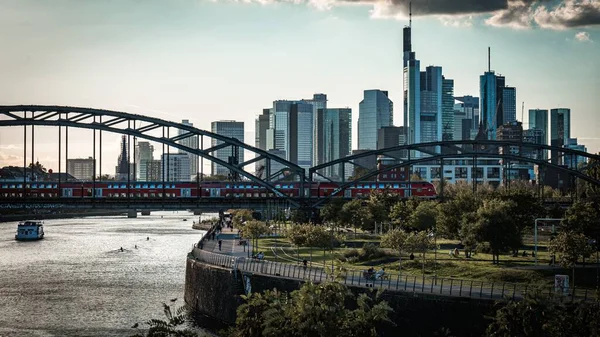 德国法兰克福美因河上的摩天大楼和桥的美丽景色 — 图库照片