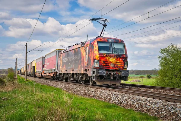 Een Rode Goederentrein Spoorlijn Met Overdag Een Veld Achtergrond Saarmund — Stockfoto