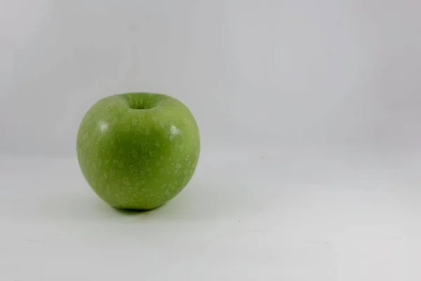 Ett Välsmakande Grönt Äpple Vit Bakgrund — Stockfoto