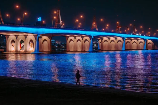 在河上的一座桥上 夜晚点着灯光的风景 — 图库照片