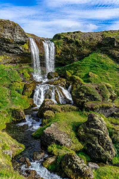 Магічний Вигляд Водоспаду Біля Скелі Ісландії — стокове фото