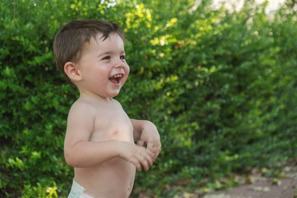 Крупный План Счастливого Мальчика Природе Концепция Счастья — стоковое фото