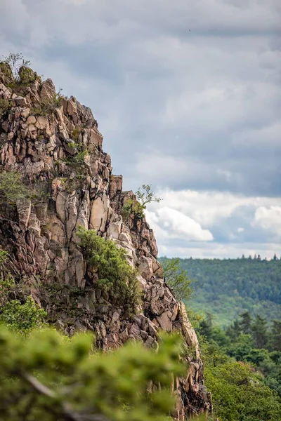 Une Verticale Une Falaise Accidentée Cascade Formations Rocheuses Capturées Contre — Photo