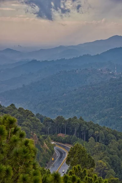 Tiro Vertical Murree Expressway Montanha Coberta Árvores — Fotografia de Stock