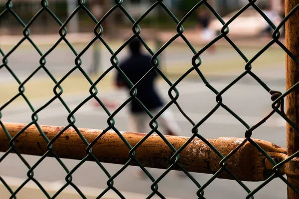 Szelektív Fókusz Egy Régi Rozsdás Kerítés Egy Teniszpálya — Stock Fotó