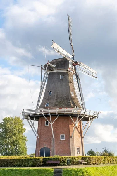Vertical View Old Windmill Cloudy Sky Sumar Hoop Sunlight — Stock Photo, Image