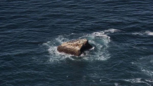 Una Singola Roccia Nell Acqua Dell Oceano — Foto Stock