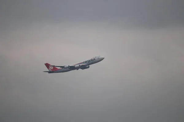 Biały Cargolux Samolot Latający Jasnym Białym Niebie — Zdjęcie stockowe