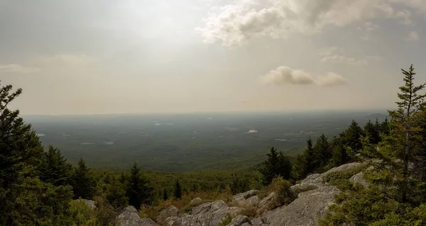 ニューハンプシャー州ジャフリーのモナドノック山からの午後の山の景色 — ストック写真