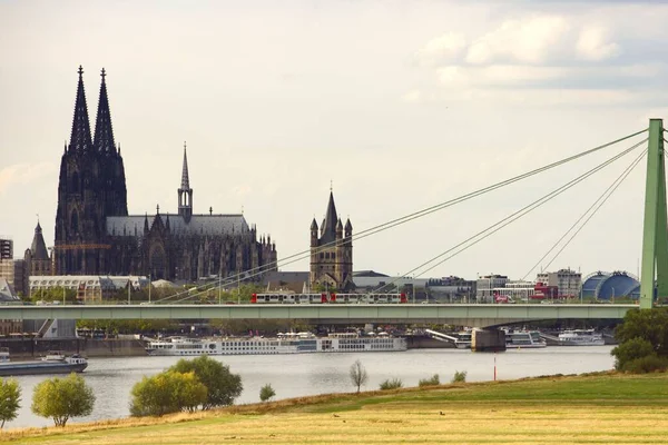 ドイツのケルンの橋と背景にある大聖堂 — ストック写真