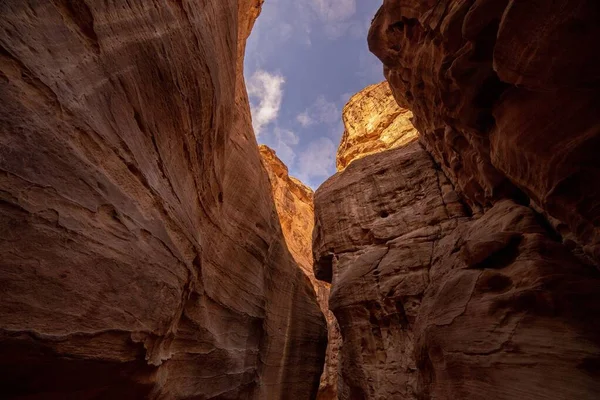 ペトラ ヨルダンの美しい山々の低角度ビュー — ストック写真