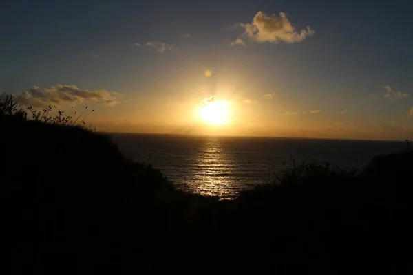 Bright Sun Cloudy Sunset Sky Shining Ocean Dark Evening — Stock Photo, Image