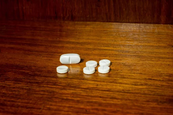 Zbliżenie Białych Tabletek Leków Brązowym Tle — Zdjęcie stockowe