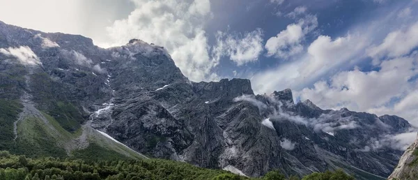 Güzel Panoramik Bir Dağ Manzarası Norveç Bulutlu Bir Gökyüzü — Stok fotoğraf