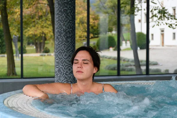 Primer Plano Una Mujer Tomando Baño Terapia Jacuzzi Relajándose Con —  Fotos de Stock
