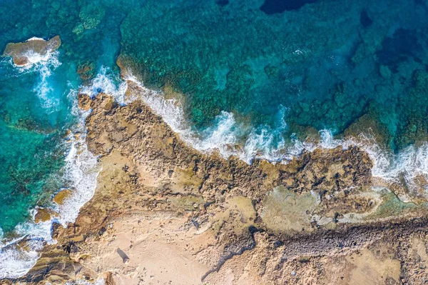 ターコイズブルーの南キプロス海の泡立つ波が砂浜を潤している — ストック写真