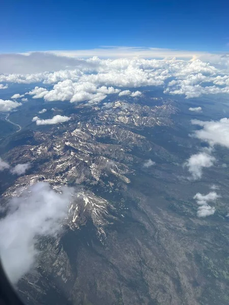 Pionowy Antenowy Wgląd Górskiego Krajobrazu Otoczonego Podpuchnięte Chmury Błękitnym Tle — Zdjęcie stockowe