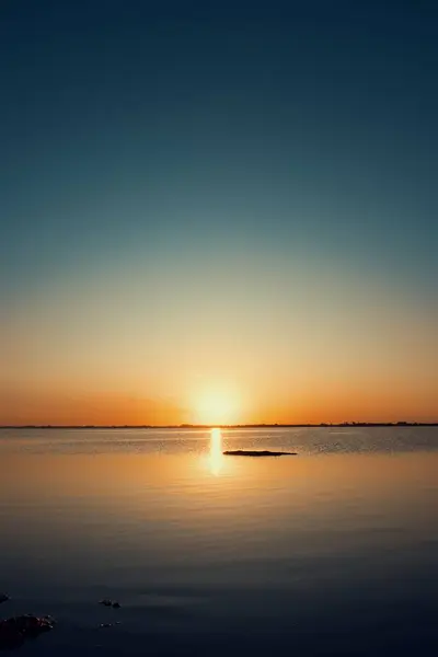 Eine Vertikale Aufnahme Der Sonnenuntergangszeit Über Dem Horizont — Stockfoto