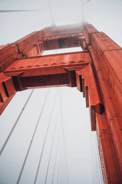 Uma Visão Parcial Vertical Ângulo Baixo Golden Gate Bridge Dia — Fotografia de Stock