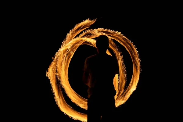 어두운 곳에서 불꽃놀이를 사람의 아름다운 — 스톡 사진