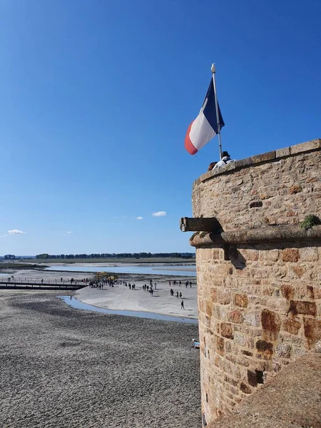 Věž Mont Saint Michel Vlajkou Pozadí Modré Oblohy Normandie Francie — Stock fotografie