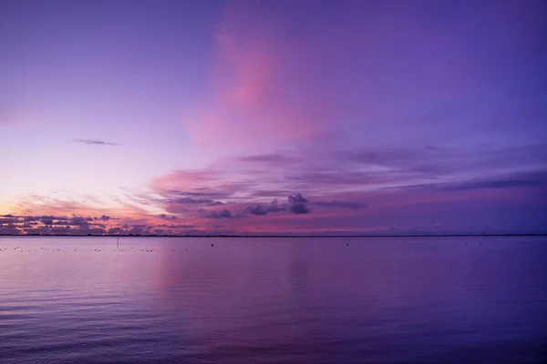 Güzel Bir Gün Batımının Manzarası Akşamları Gökyüzünde Okyanusun Üzerinde — Stok fotoğraf