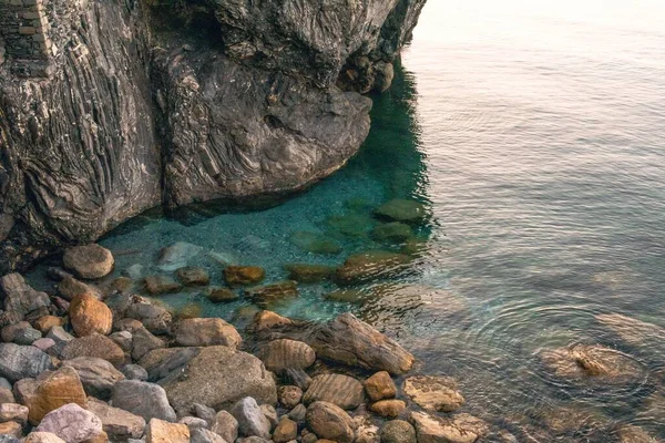 Turkuaz Okyanus Suyuyla Taşlı Kayalık Bir Sahil — Stok fotoğraf