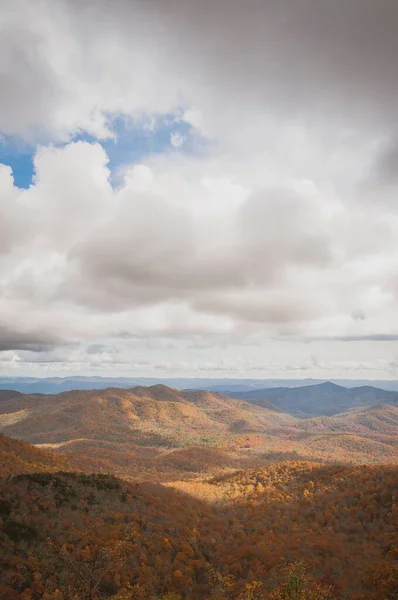 Białe Chmury Wypełniają Niebo Nad Górami Jesienią — Zdjęcie stockowe